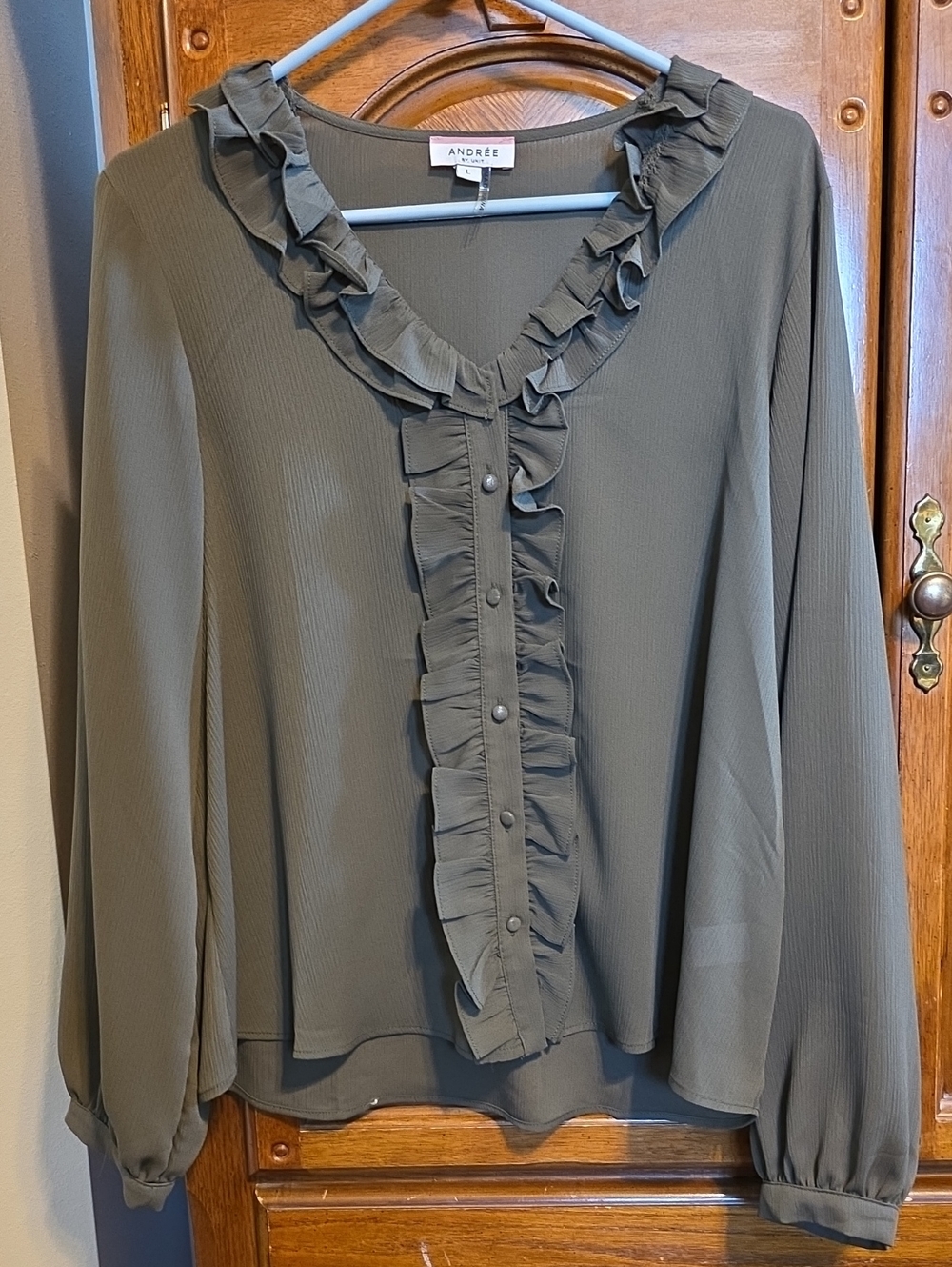 NWOT. ANDREE BY UNIT Olive Ruffle-Trim V-Neck Blouse Size L.